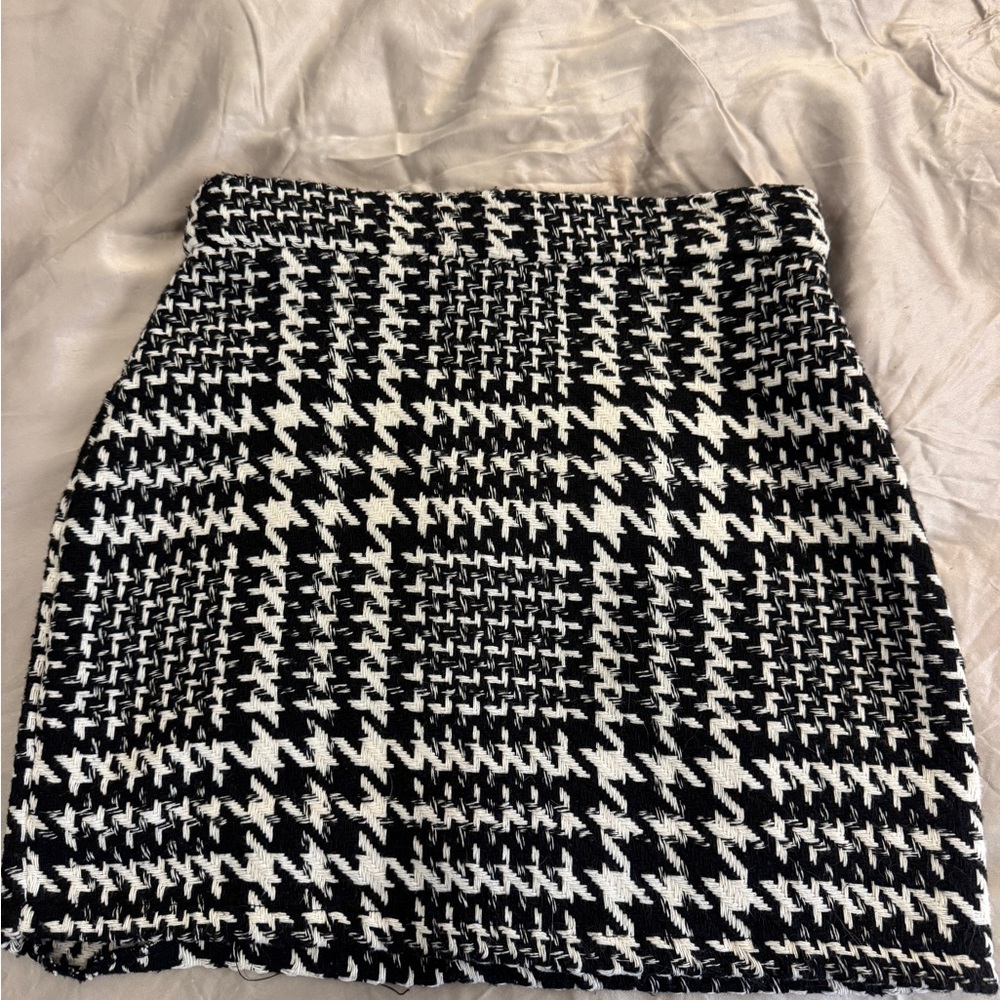 Stylish Black and White Houndstooth Skirt